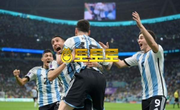 ‘메시 1골 1도움 원맨쇼’ 아르헨티나, 멕시코에 2-0 승… 폴란드 잡으면 16강